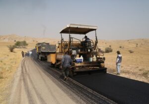 توسط شرکت بهره برداری نفت و گاز مسجدسلیمانبهسازی و ایمن‌سازی جاده دسترسی سه‌راهی هفت شهیدان تا روستاهای بخش سلیران در حال انجام است