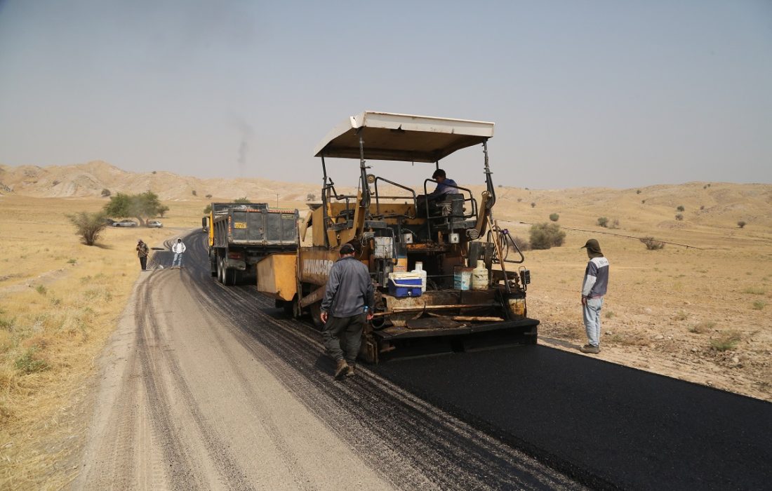 توسط شرکت بهره برداری نفت و گاز مسجدسلیمانبهسازی و ایمنسازی جاده دسترسی سهراهی هفت شهیدان تا روستاهای بخش سلیران در حال انجام است