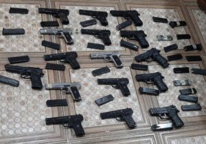 کشف ۹ قبضه سلاح کلت کمری و ۵۹۶ عدد فشنگ در رامهرمز