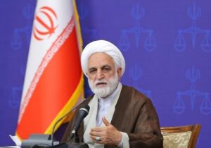 دشمن از هر طریق در حال وارد کردن فشار اقتصادی به کشور است