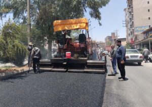تحول در یکی از پرترددترین محورهای مسجدسلیمان؛ آسفالت‌ریزی پنج‌بنگله آغاز شد