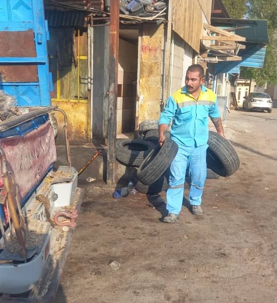 اجرای طرح جمع‌آوری لاستیک‌های فرسوده در سطح شهر مسجدسلیمان